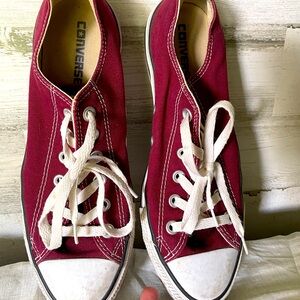 Men’s Maroon Converse All Stars Sneakers. Size 7